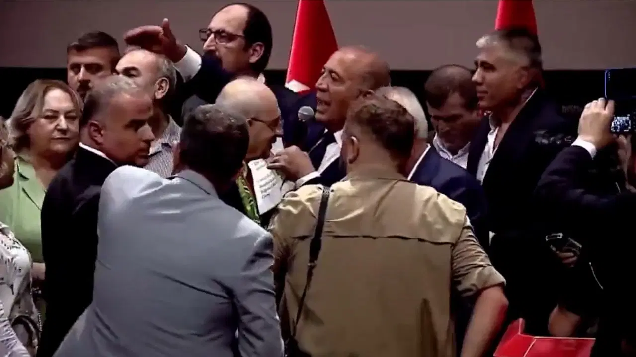 Kılıçdaroğlu rozet takarken görevlileri fırçaladı: Kayyım Gürsel Tekin’in sözleri gündem oldu