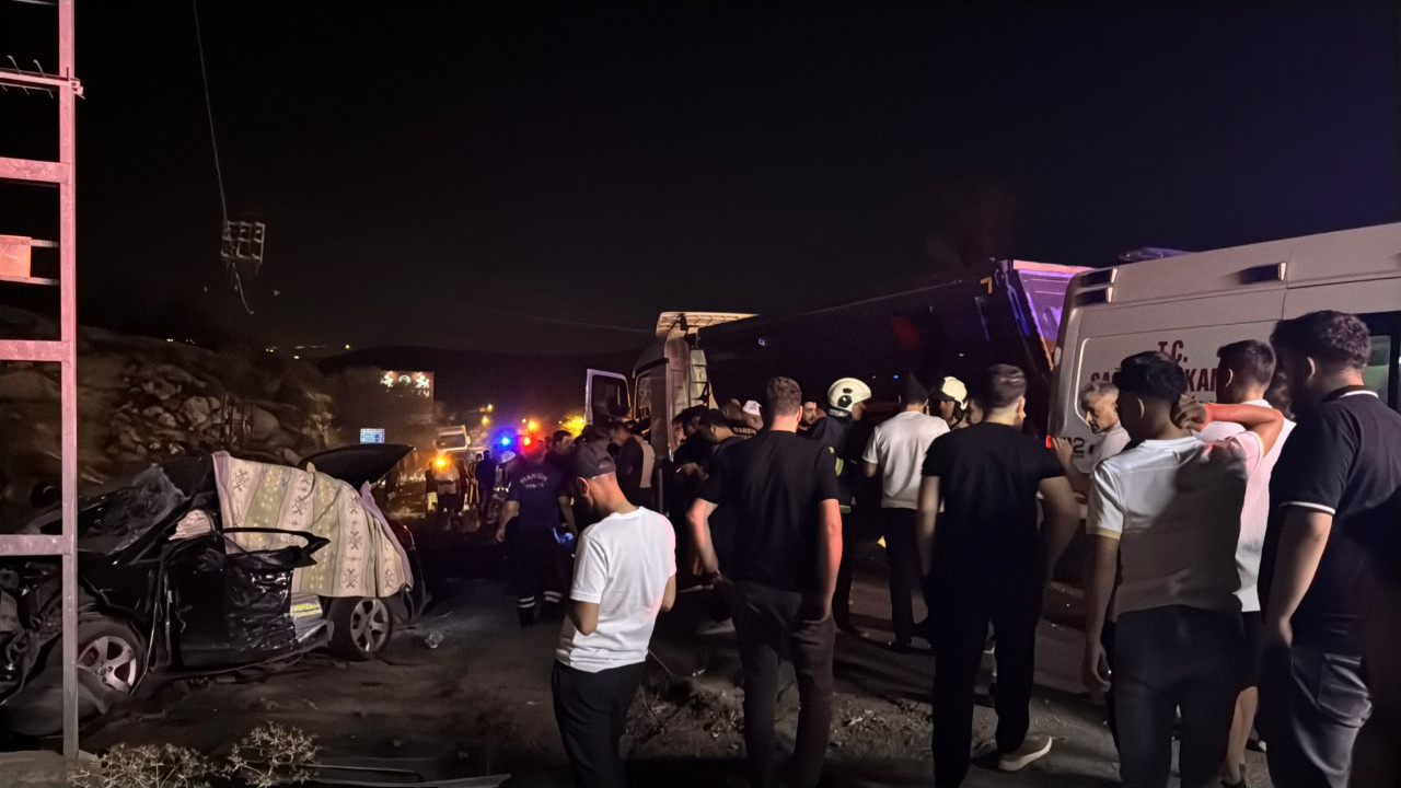 Mardinde otomobil ile kamyon carpisti 2 olu 6 yarali mzYTgG1c