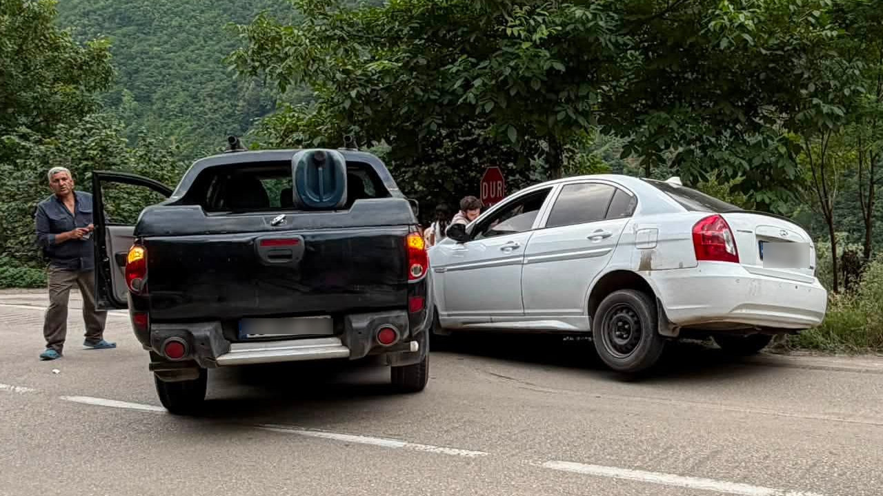 Orduda korkutan kaza iki otomobil kafa kafaya carpisti 2 yarali AWDlTLkv
