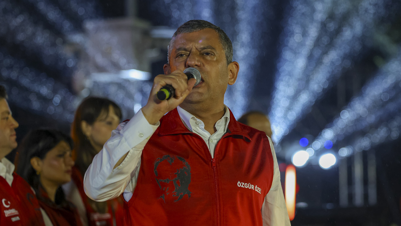Özgür Özel Kadıköy’de konuştu: Özgürlük, eşitlik ve bağımsızlık temalarına değindi