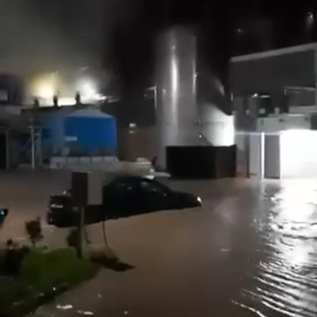 Kocaeli Başiskele’de sağanak, Hayat Kimya ve Özka Lastik bahçelerini göle çevirdi